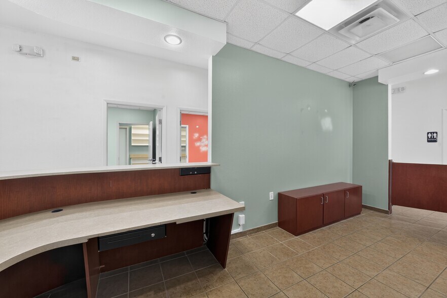 More Photos Of 2555 Pinellas Point Dr S, Saint Petersburg Veterinarian Kennel For Sale