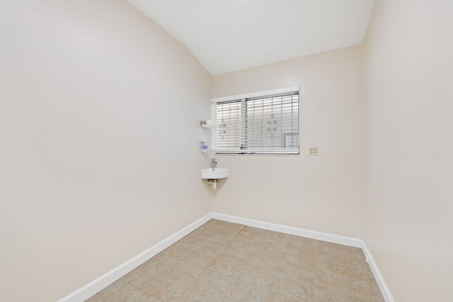 More Photos Of 1130 Bayview Dr, Fort Lauderdale Medical For Lease