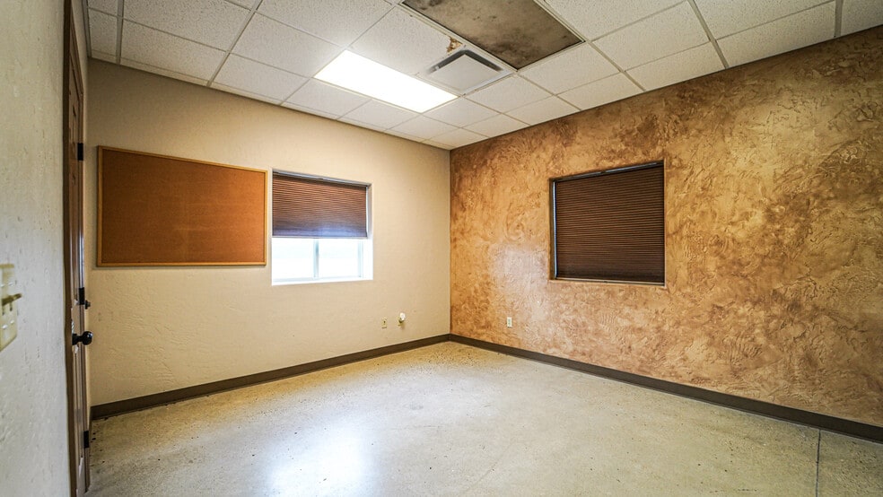 More Photos Of 5500 SW Moody St, Victoria Manufacturing For Sale