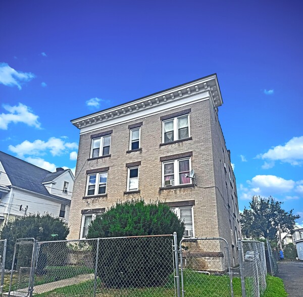 More Photos Of 66 Standish St, Hartford Apartments For Sale