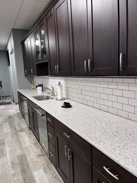 More Photos Of 211 Lake Dr, Newark Flex For Sale