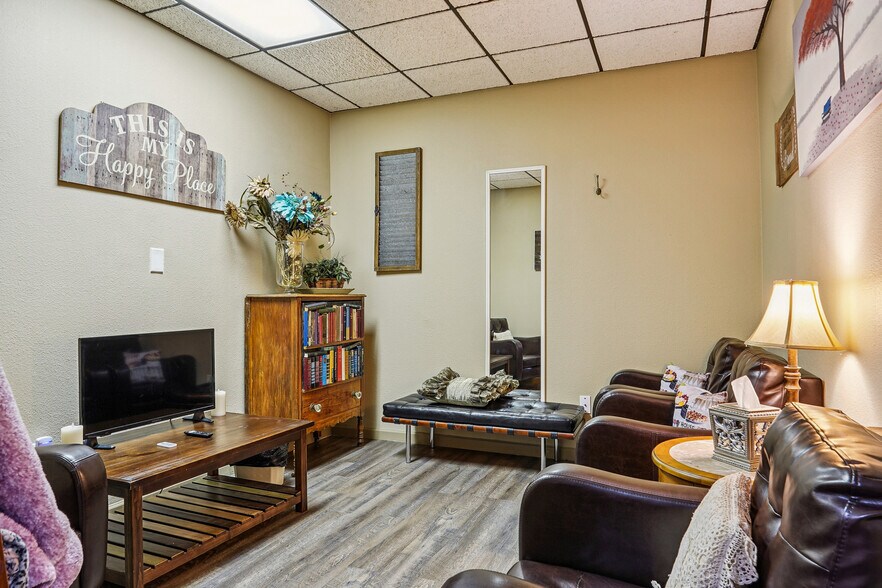 More Photos Of 109-111 S Main St, Irving Restaurant For Sale
