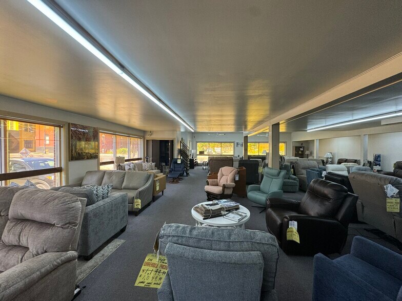 More Photos Of 900 Main St, Westbrook Freestanding For Lease