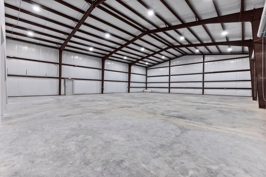 More Photos Of 11002 Sleepy Hollow Rd, Conroe Warehouse For Lease