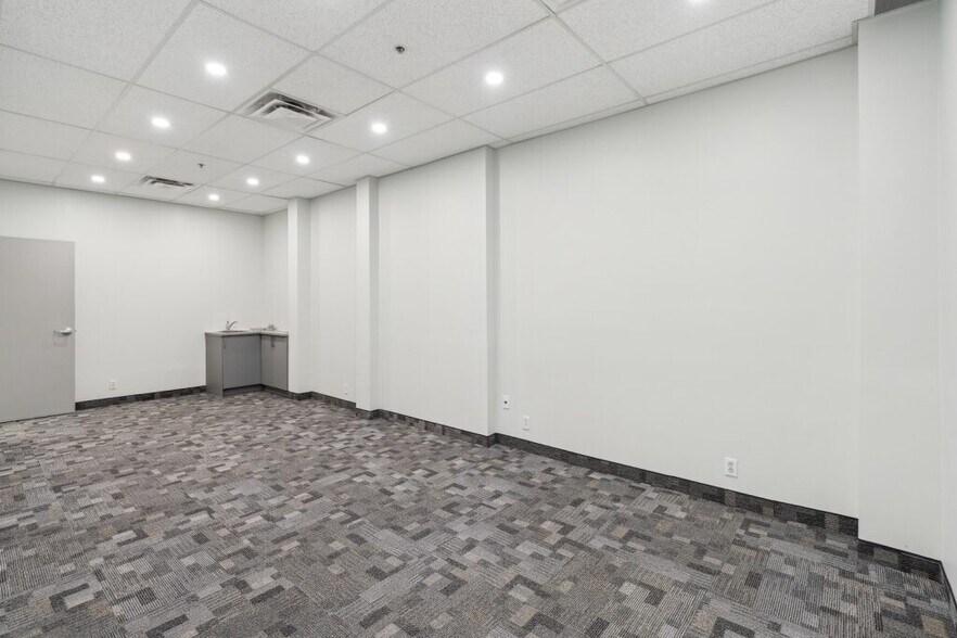 More Photos Of 4511 Glenmore Trl SE, Calgary Showroom For Lease