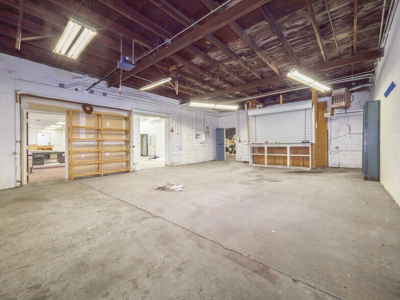 More Photos Of 600 N Clark St, Albion Auto Dealership For Sale