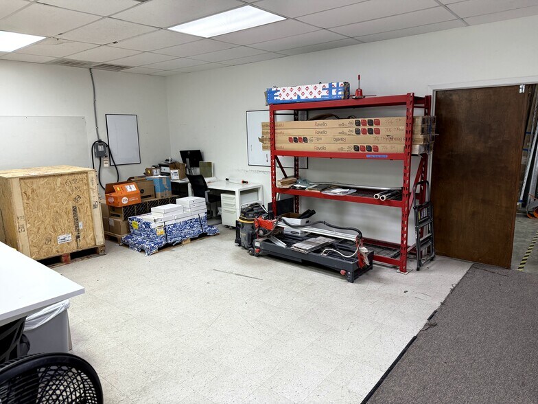 More Photos Of 3913 Todd Ln, Austin Flex For Lease