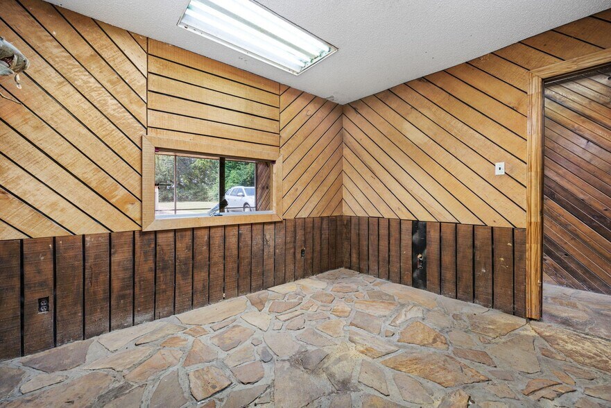 More Photos Of 504 S Harper Rd, Corinth Showroom For Sale