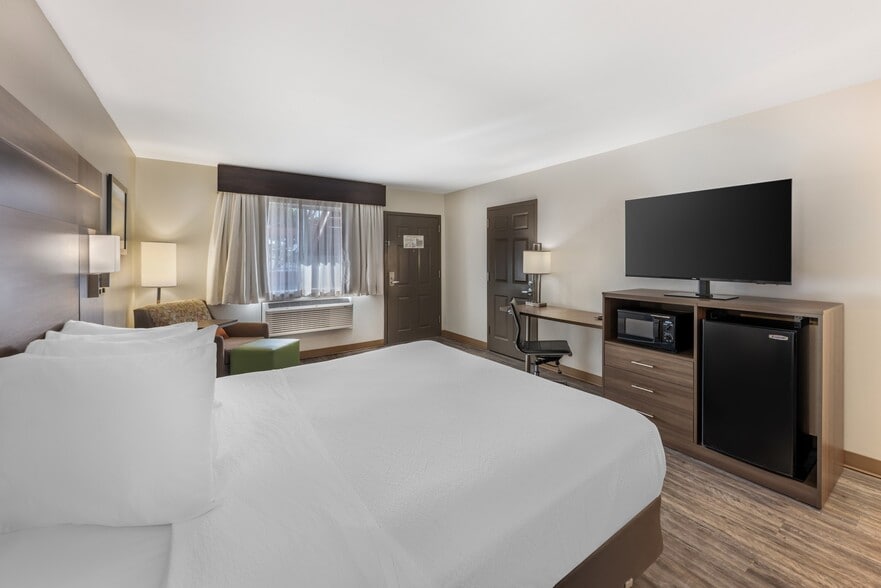 More Photos Of 244 Dos Rios Dr, Junction Hotel For Sale