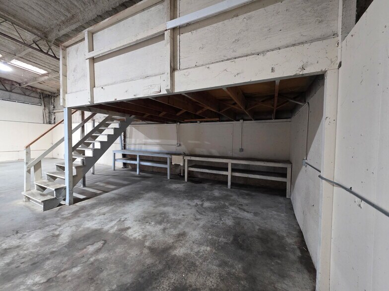 More Photos Of 1221 Post Rd, Oakdale Warehouse For Lease