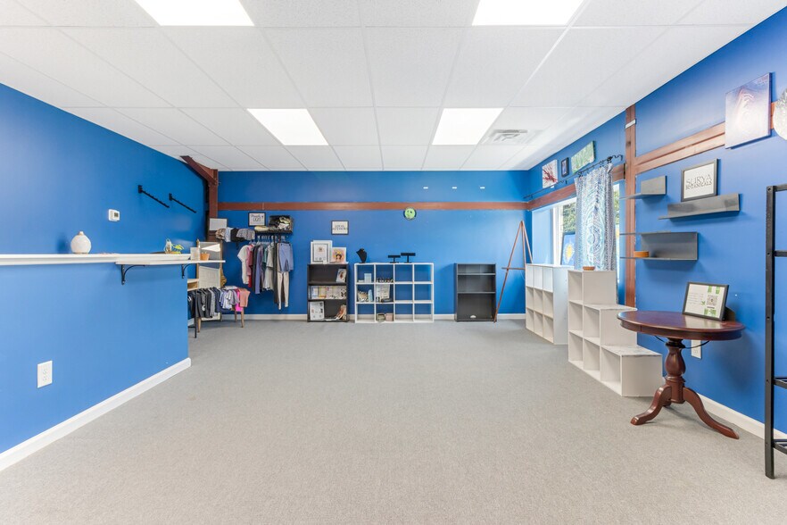 More Photos Of 414 W Fernwood Dr, Simpsonville General Retail For Sale
