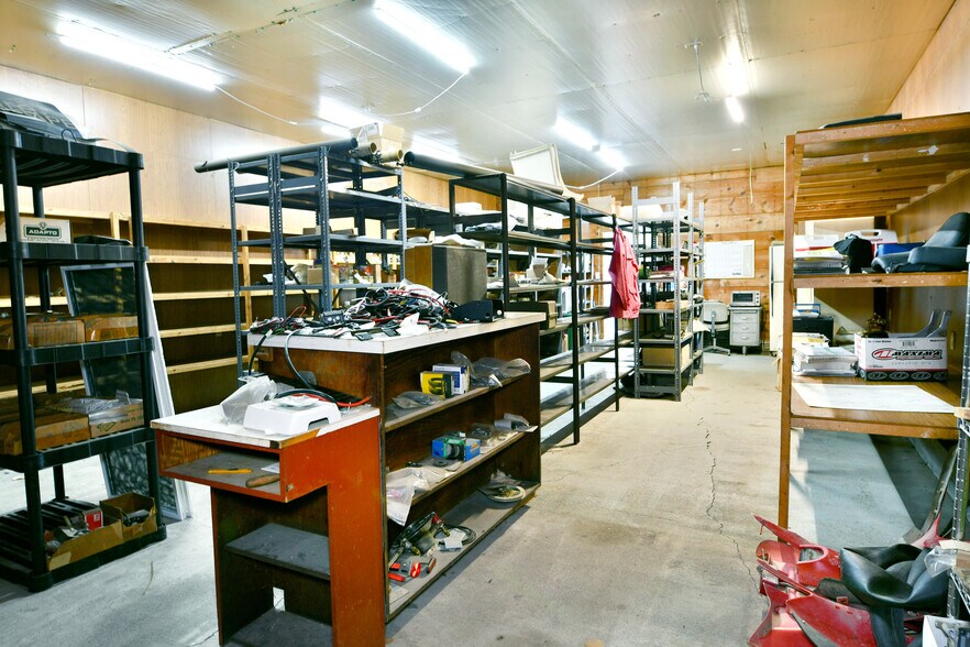 More Photos Of 4085 Herner County Line Rd, Southington Showroom For Sale