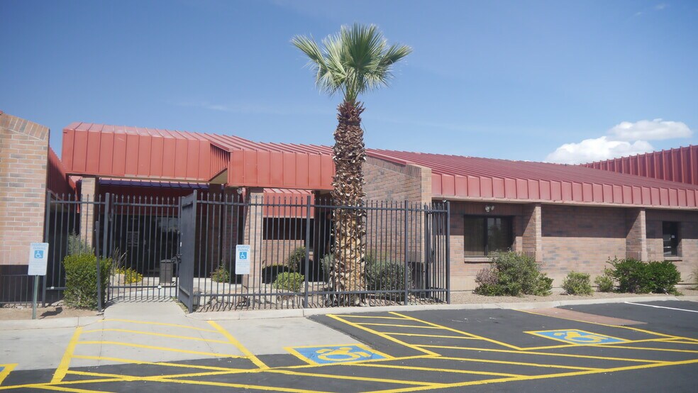More Photos Of 8618 N 35th Ave, Phoenix Medical For Lease