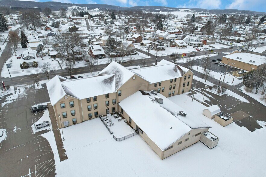 More Photos Of 509 S Wooster Ave, Strasburg Hotel For Sale