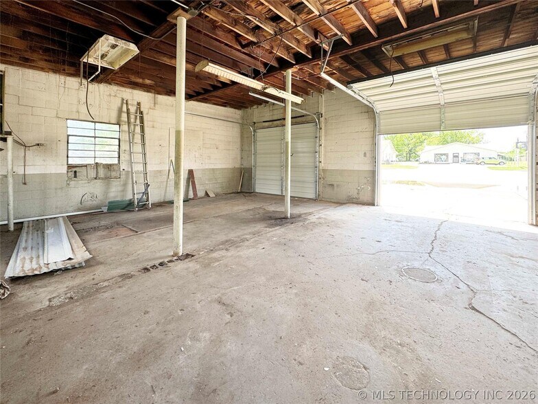 More Photos Of 728 Main St, Cushing Light Distribution For Sale