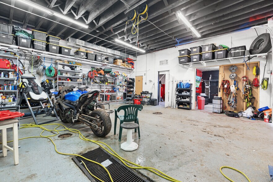 More Photos Of 4200 Redman Ave, Omaha Auto Repair For Sale