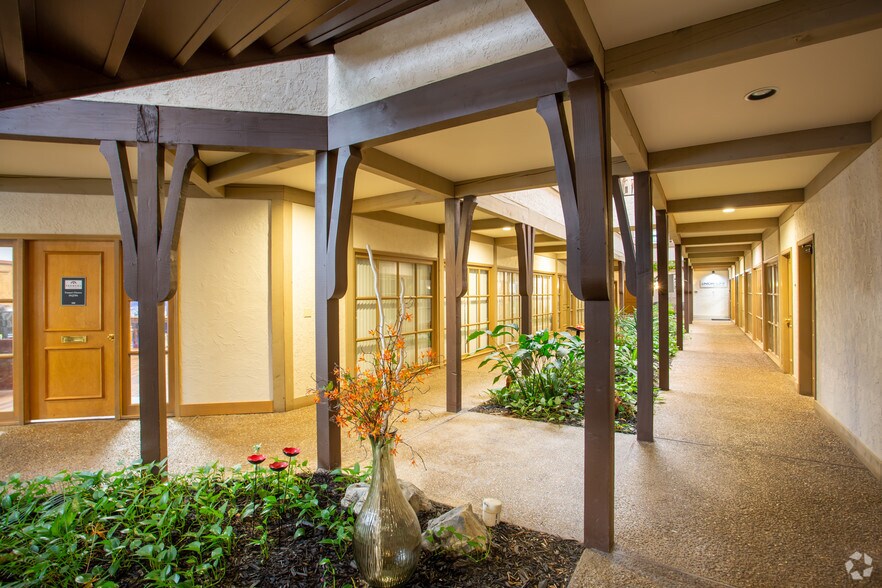 More Photos Of 4444 N Belleview Ave, Kansas City Unknown For Lease