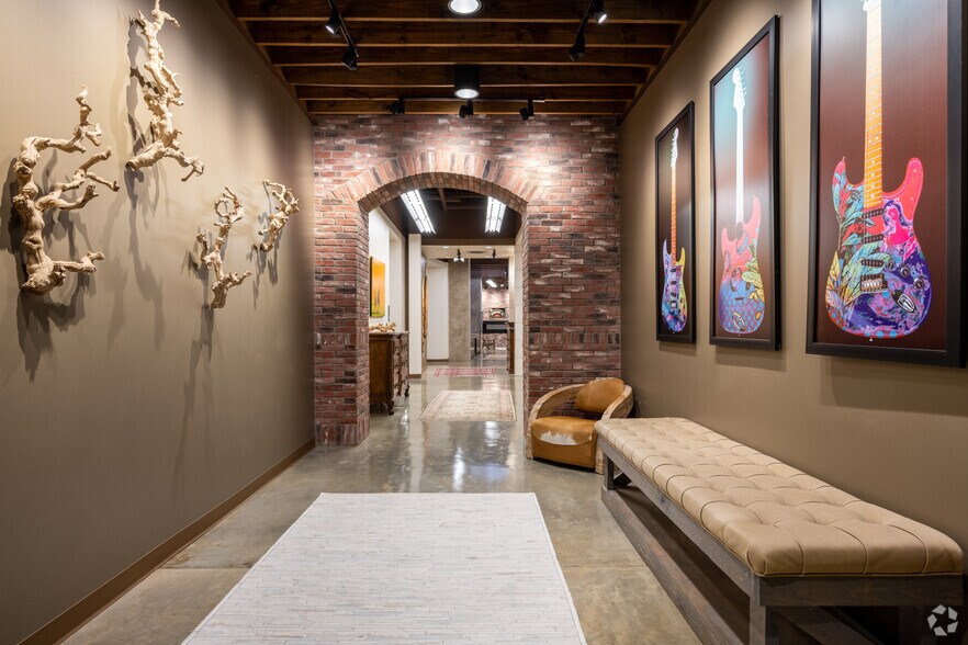 More Photos Of 129 S Main St, Grapevine Storefront Retail Office For Lease