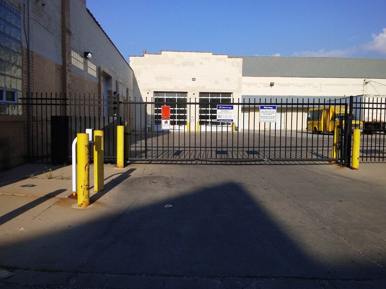 More Photos Of 2051 N Austin Ave, Chicago Self Storage For Lease