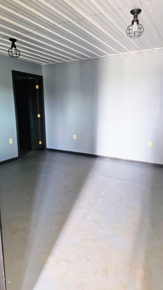 More Photos Of 273 Fulton St SE, Warren Warehouse For Lease