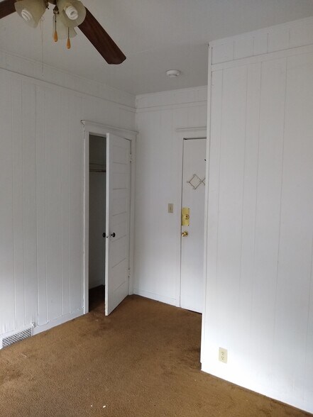 More Photos Of 322 Augusta Ave, Dekalb Dormitory For Sale