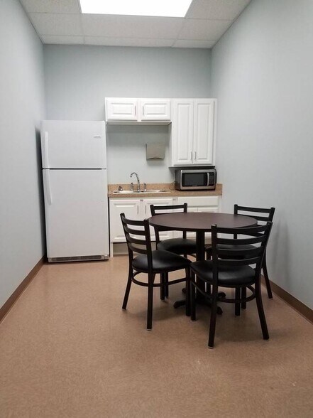 More Photos Of 2315 W Arbors Dr, Charlotte Medical For Lease