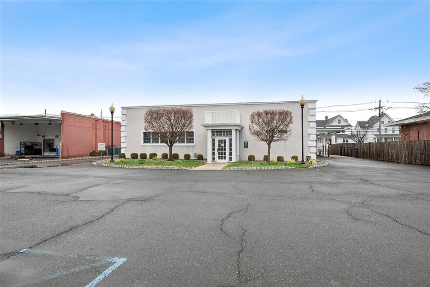 More Photos Of 34 E Somerset St, Raritan Bank For Lease