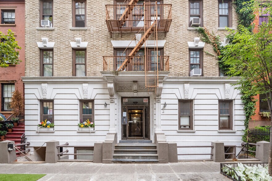 More Photos Of 128 W 13th St, New York Apartments For Lease