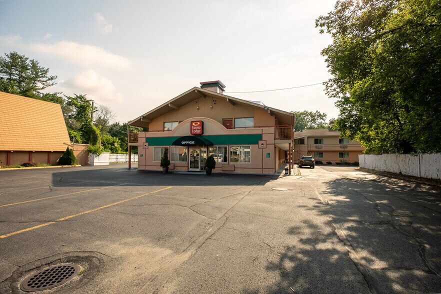 Primary Photo Of 16 Cheshire Rd, Pittsfield Hotel For Sale