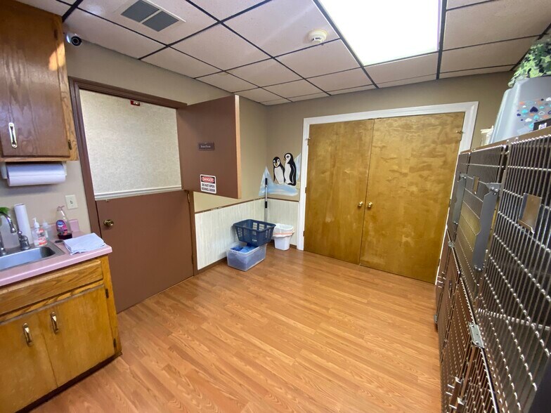 More Photos Of 2228 W College St, Springfield Veterinarian Kennel For Sale
