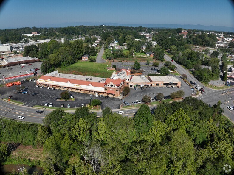 More Photos Of 200-208 W Fleming Dr, Morganton Unknown For Lease