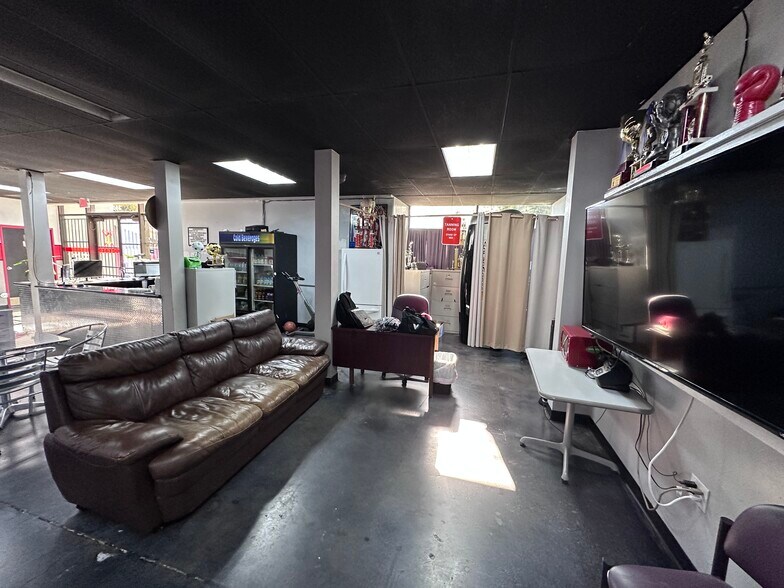 More Photos Of 3500 21st St, Bakersfield Health Club For Lease