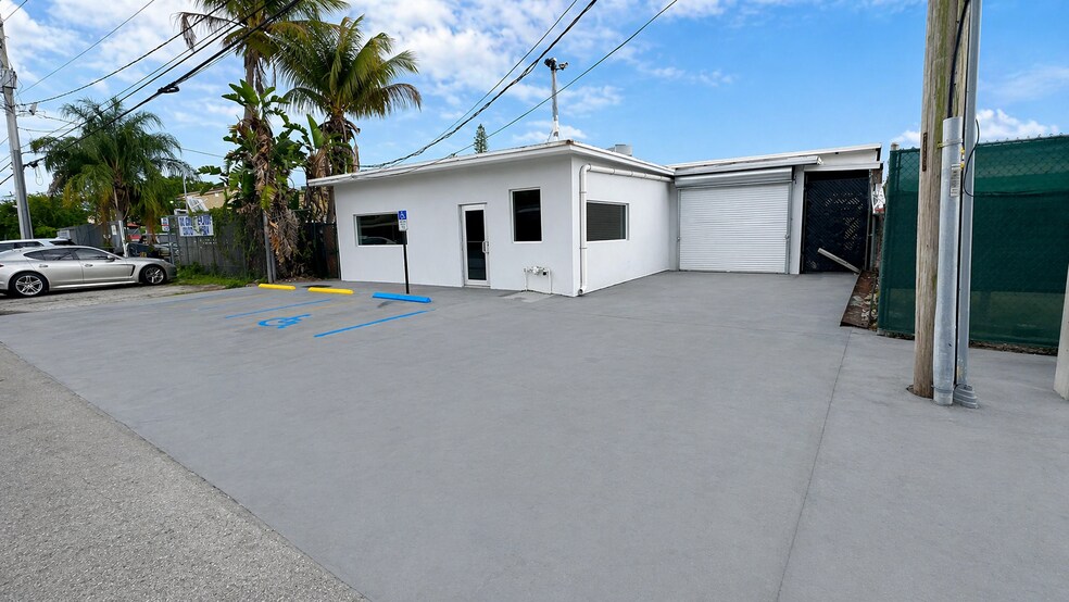 More Photos Of 1420 NE 131st St, North Miami Service For Lease