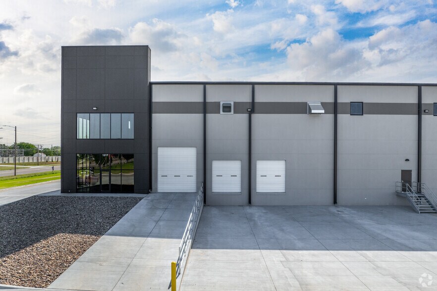 More Photos Of 1217 W MacArthur Rd, Wichita Warehouse For Lease