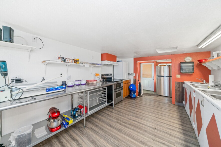 More Photos Of 235 Garibaldi Ave, Garibaldi General Retail For Sale