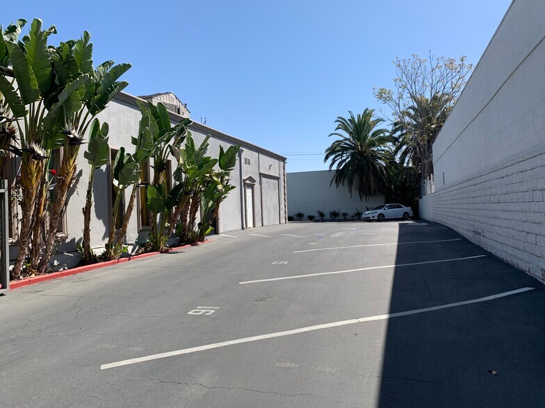 More Photos Of 6944 Reseda Blvd, Reseda Freestanding For Lease