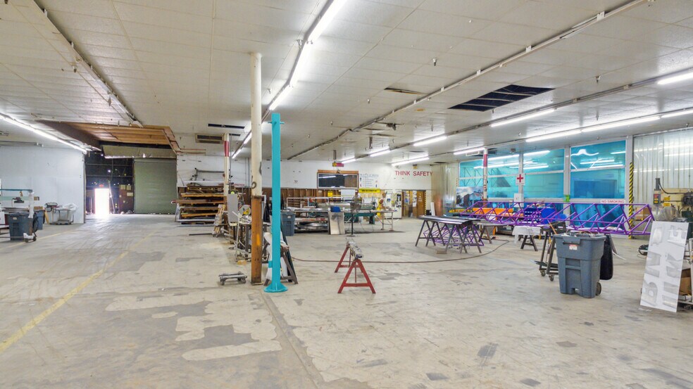 More Photos Of 902 NW Main St, Bunkie Showroom For Sale