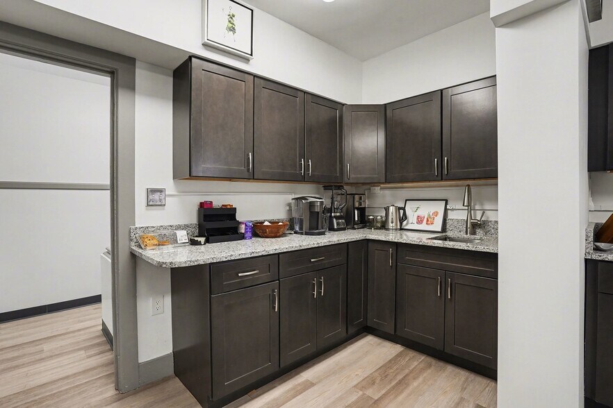 More Photos Of 302 N Trumbull St, Bay City Hotel For Sale