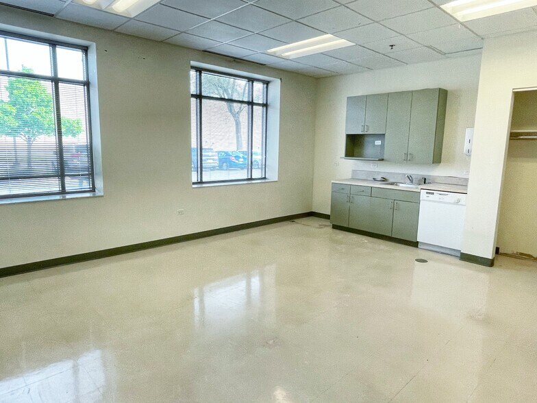 More Photos Of 900 Rand Rd, Des Plaines Medical For Lease