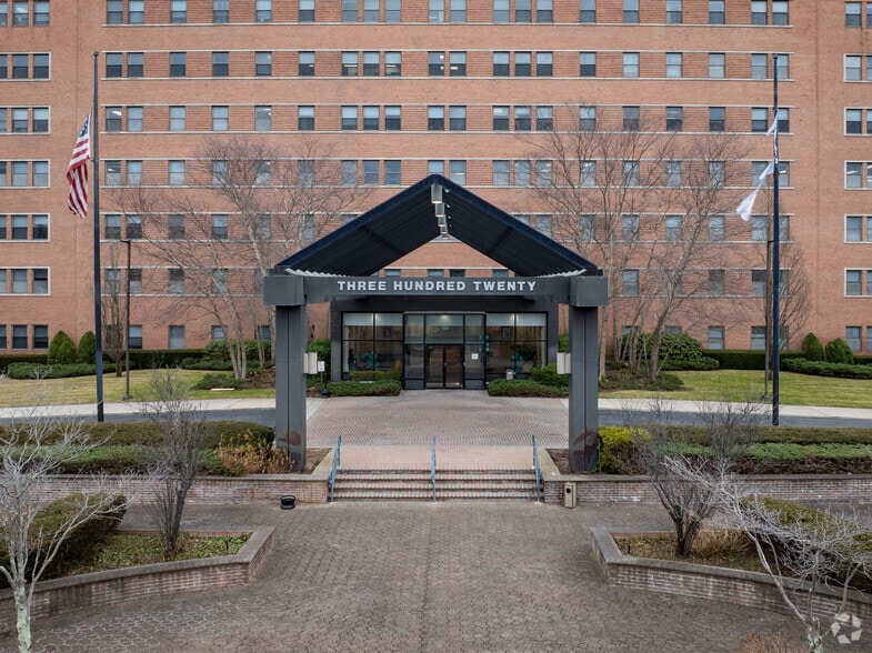 More Photos Of 320 Carleton Ave, Central Islip Office For Lease