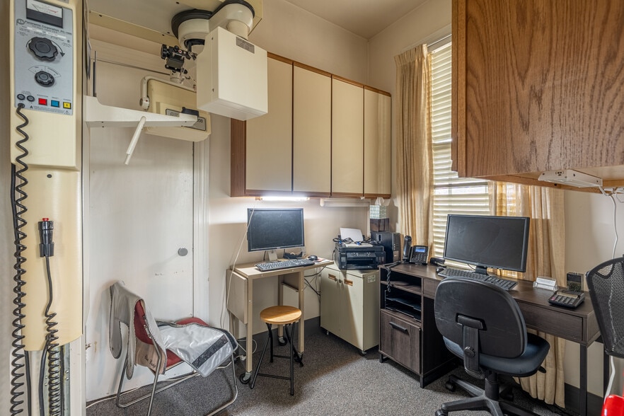 More Photos Of 430 W Stephenson St, Freeport Office For Sale