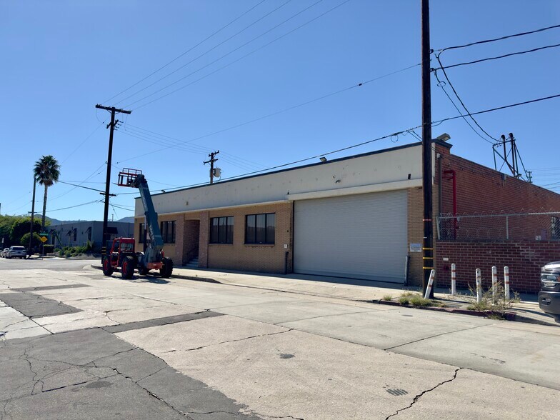 More Photos Of 801 N Lake St, Burbank Warehouse For Lease