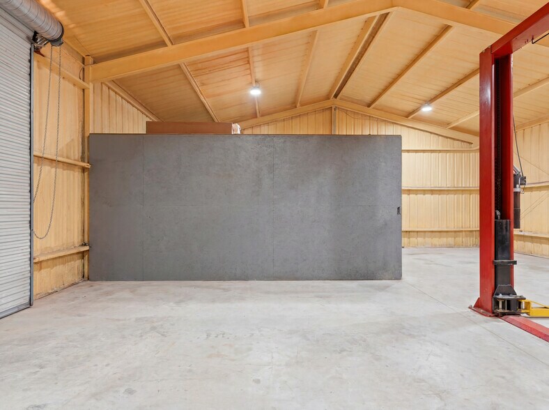 More Photos Of 117 Business Dr W, Kerrville Warehouse For Sale