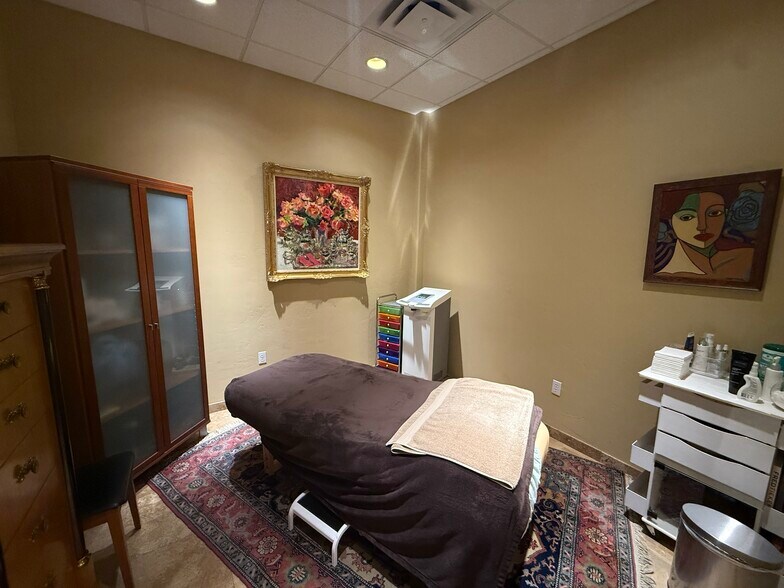 More Photos Of 7336 E Deer Valley Rd, Scottsdale Office For Sale