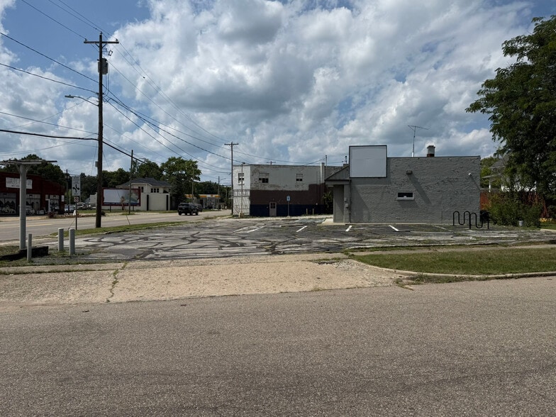 More Photos Of 1382 Michigan Ave, Battle Creek Freestanding For Sale