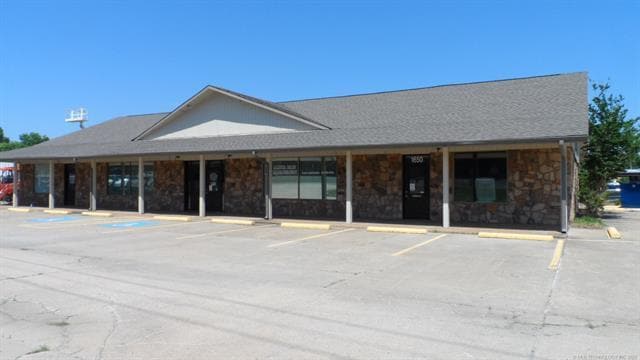 Primary Photo Of 1650 S Main St, Mcalester Freestanding For Sale
