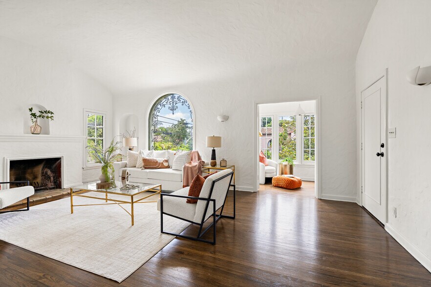 More Photos Of 1040 S Longwood Ave, Los Angeles Apartments For Sale