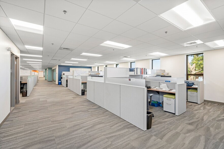 More Photos Of 16 Jonspin Rd, Wilmington Flex For Lease