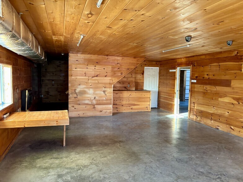 More Photos Of 517-519 Turnpike Rd, Lawrenceburg Flex For Sale