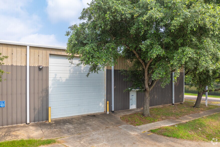 More Photos Of 6501 Goforth St, Houston Warehouse For Lease